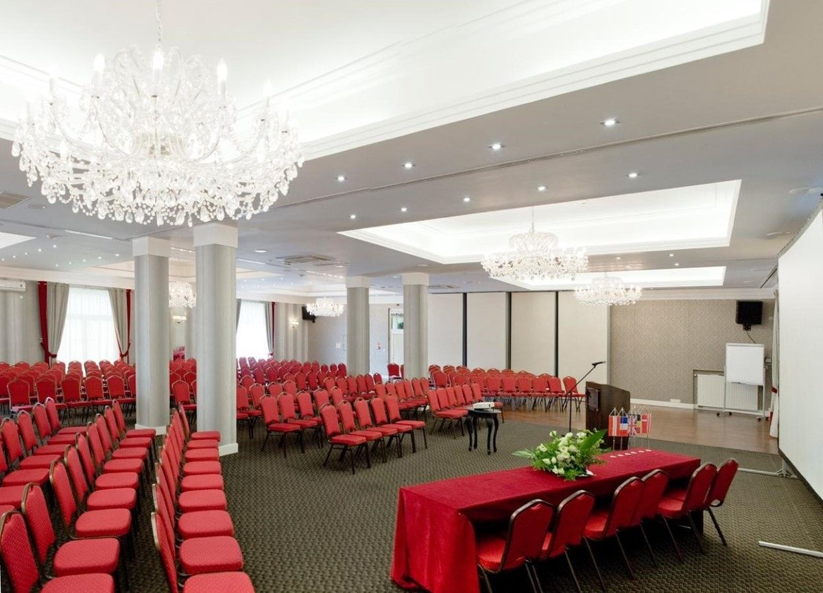 sala-konferencyjna-1_3 Sala balowo-bankietowa na parterze hotelu; aranżacja: 320 osób 'kinowo'